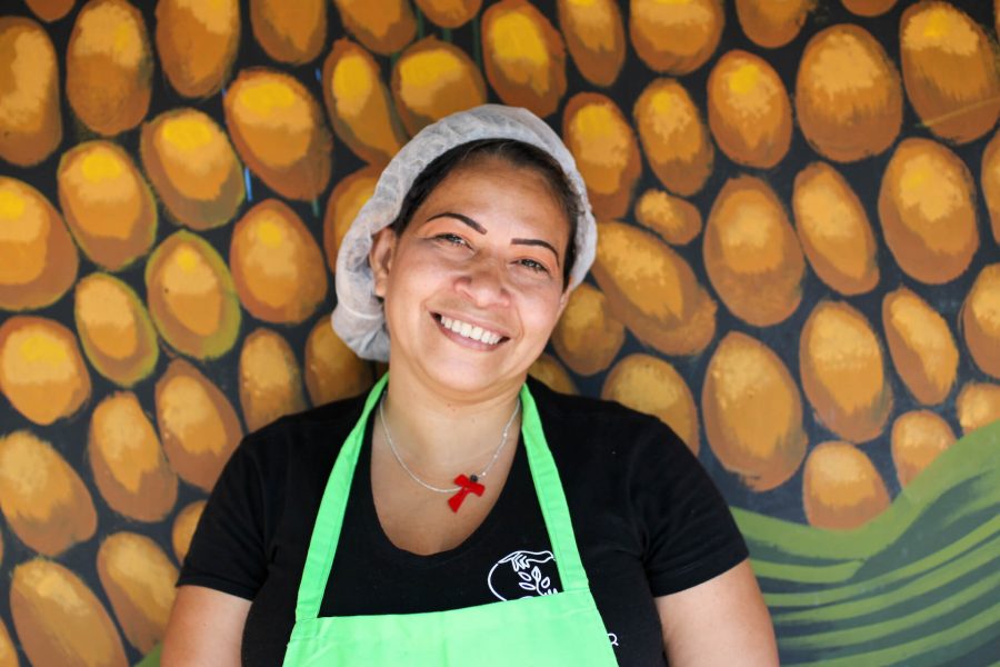 Volunteer at Proyecto Florecer wearing an apron and hairnet