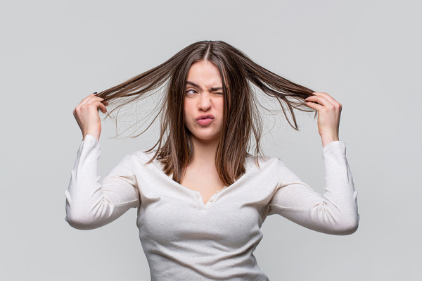 7 Worst Foods for Hair Growth | If you want to know how to grow your hair, there are tons of things you can do to improve your hair health, giving longer, stronger locks. Limiting use of hot tools, avoiding hair bleaching, etc. are key, and stocking up on nutrient-rich foods is so important. There are also foods you should AVOID, and this post has everything you need to know. Beauty starts from the inside, so make sure you're removing these hair stunting foods from your daily diet!
