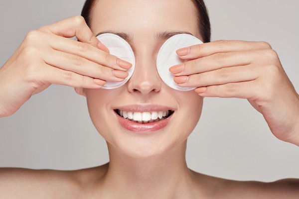 How to Get Rid of Eye Bags | If you want to know how to get rid of puffiness and dark circles under your eyes naturally (and instantly!), we're sharing 10 tips and tricks for fast, overnight relief! From skin care tips, to DIY remedies, to 3 makeup tutorials to teach you how to hide under eye bags with makeup, you don't want to miss this! While we can't promise to banish your dark under eye circles permanently, these beauty hacks definitely help!