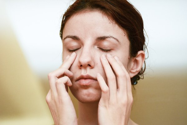 How to Get Rid of Dark Circles Under Your Eyes | If you’re looking for the perfect remedy to banish under eye circles, this post is for you! We’re sharing common causes of dark under eye circles, along with the best DIY remedies, treatments, and store bought products and creams to help remove darkness and prevent puffiness! #undereyecircles #undereyebags