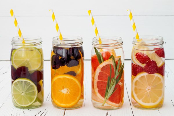 Detox Water Recipes to Lose Weight | While it’s not realistic to think a detox cleanse can help you lose 10 pounds in a week (LOL), these water detox recipes will help you get the flat tummy you desire! From mint- and cucumber-infused lemon water to aid in digestion, to an apple cider vinegar fat burning detox drink, to Dr. Oz’s grapefruit-infused fat flush water for bloating, these infused water recipes are easy and delicious! #detoxwater #detoxdrinks #detoxwaterrecipes #detoxwaterchallenge