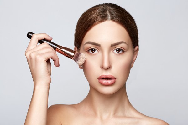 How to Blend Contour: 9 Tips and Products | If you’re looking for step by step tips and tutorials to teach you how to blend contouring like a pro, this post is for you! Whether you prefer to work with brushes or a sponge, a contour stick or powder, have a round or square face, we’ll teach you how to use contour and highlight for a sculpted look you’ll love! #howtocontour #contourmakeup #contour #contouring