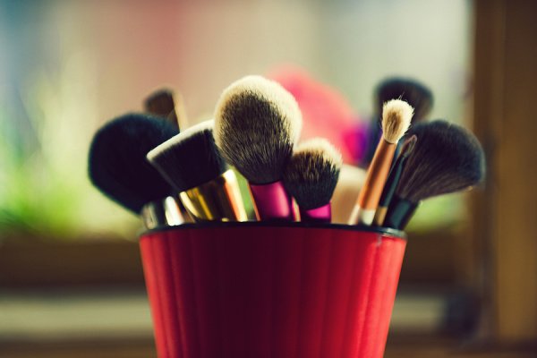 How to Clean Makeup Brushes The Right Way: 14 Tips and Tricks