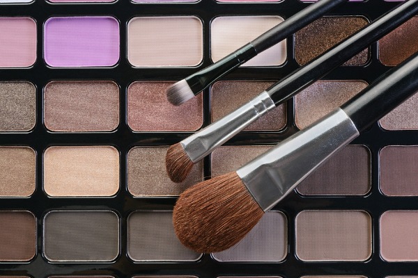The Best Affordable Eyeshadow Palettes! | If you’re looking for the best drugstore eyeshadow palettes, we’ve rounded up 10 affordable dupes you’ll LOVE. When applied with the right primer and brushes, these matte and shimmer colors will pop, giving you a pigmented, gorgeous look day and night. From neutral tones to a dramatic burgundy smokey eye, you’ll fall head over heels for these eyeshadows!