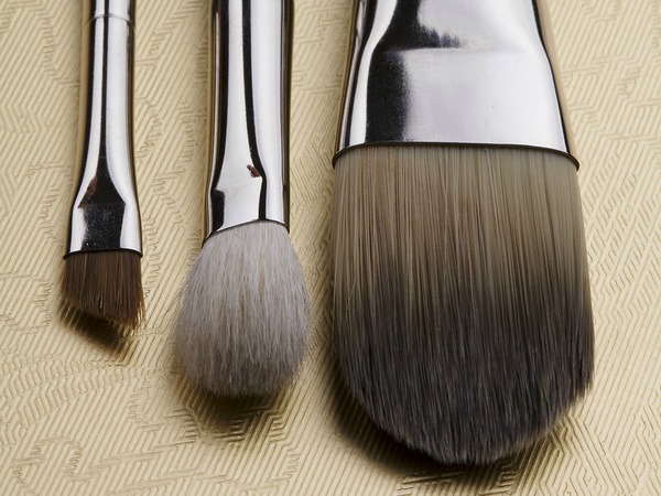 If you want to upgrade your drugstore makeup brushes to a professional (and cheap!) set but don\'t know where to start, this Makeup Brushes 101 Guide will teach you EVERYTHING you need to know - the best brand to give you the biggest bang for your buck, the top \'must have\' brushes, how to use them, how to clean them...EVERYTHING!