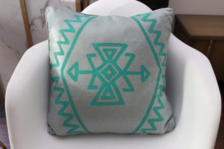 Kilim-painted pillow.