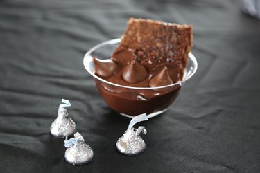 Top brownie with pudding and chocolate kisses