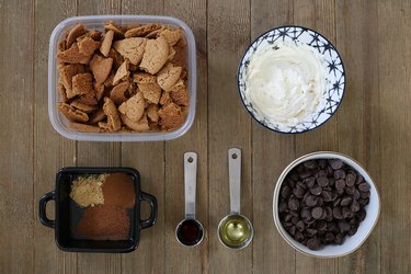Ingredients for gingersnap cookie truffles