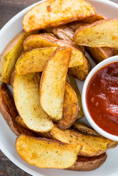 How to Fry Potato Wedges in a Pan