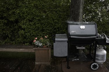 Outdoor barbecue cooker